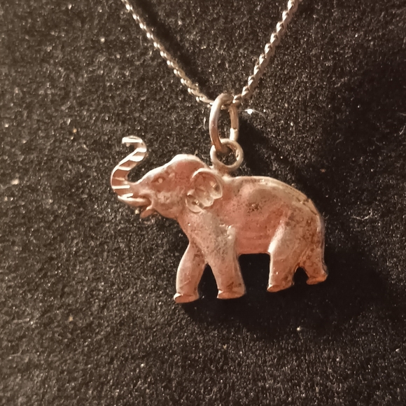 Sterling Silver Elephant with his trumpet up high sounding out 18 inch Necklace - Picture 5 of 5
